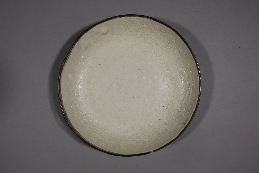 图片[2]-Dingyao white glaze engraved with “Shangshi Bureau” inscription printed with Capricorn flower pattern plate-China Archive